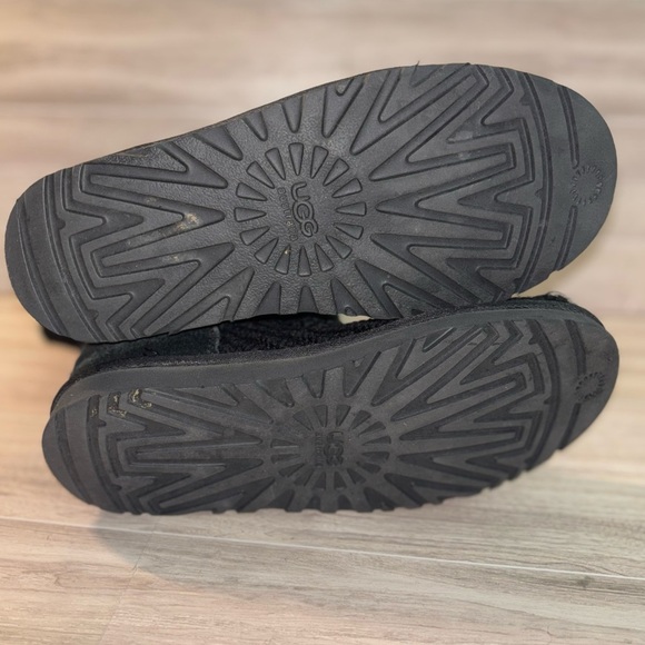 UGG black cable knit boots, button detail. Classic Cardy Boot - Picture 5 of 7